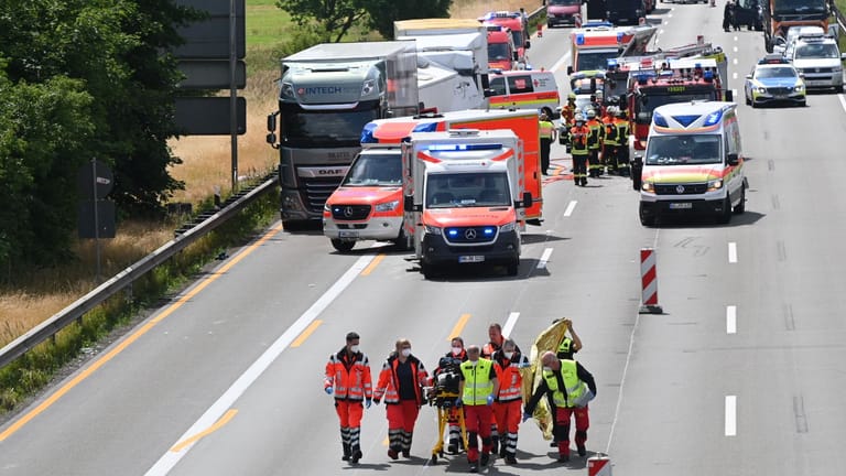 Rettungskräfte auf der Autobahn 1 im Einsatz.