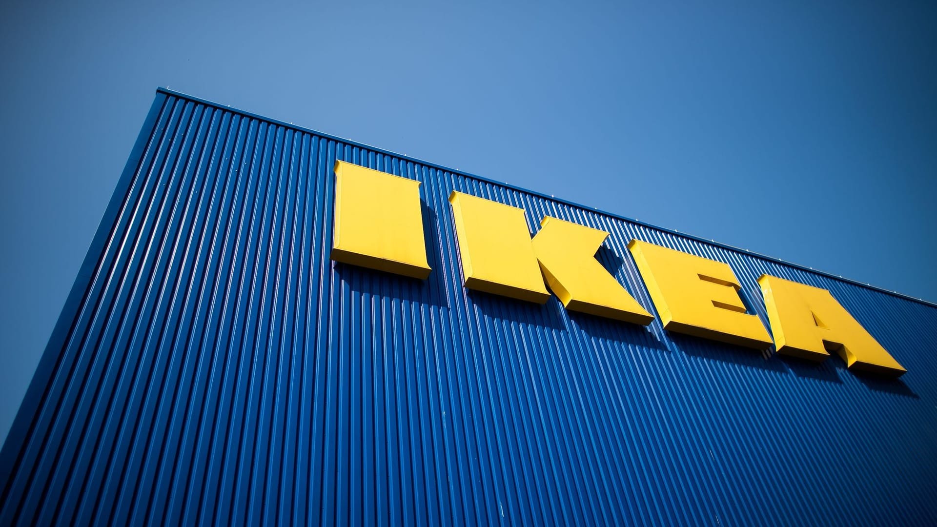 Der Schriftzug Ikea ist auf der Fassade eines Möbelhauses zu sehen (Symbolbild): In der Region Hannover wird am Freitag gestreikt.