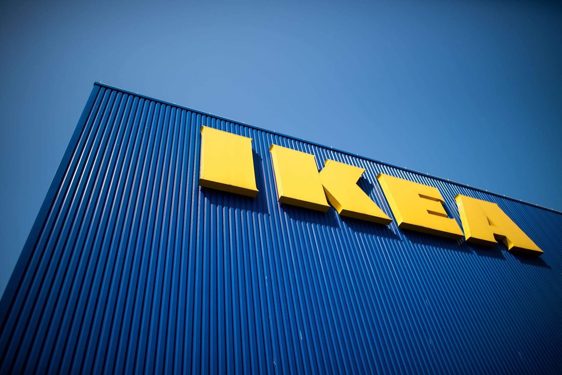 Der Schriftzug Ikea ist auf der Fassade eines Möbelhauses zu sehen (Symbolbild): In der Region Hannover wird am Freitag gestreikt.