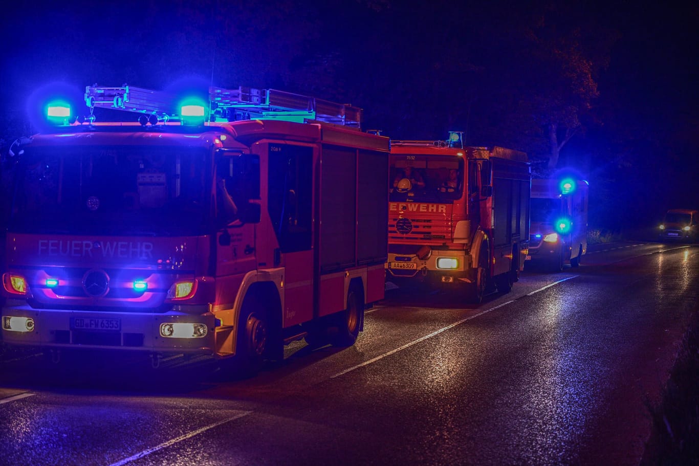 Feuerwehrautos bei einem nächtlichen Einsatz (Symbolbild): Die Einsatzkräfte konnten den Brand schnell löschen.