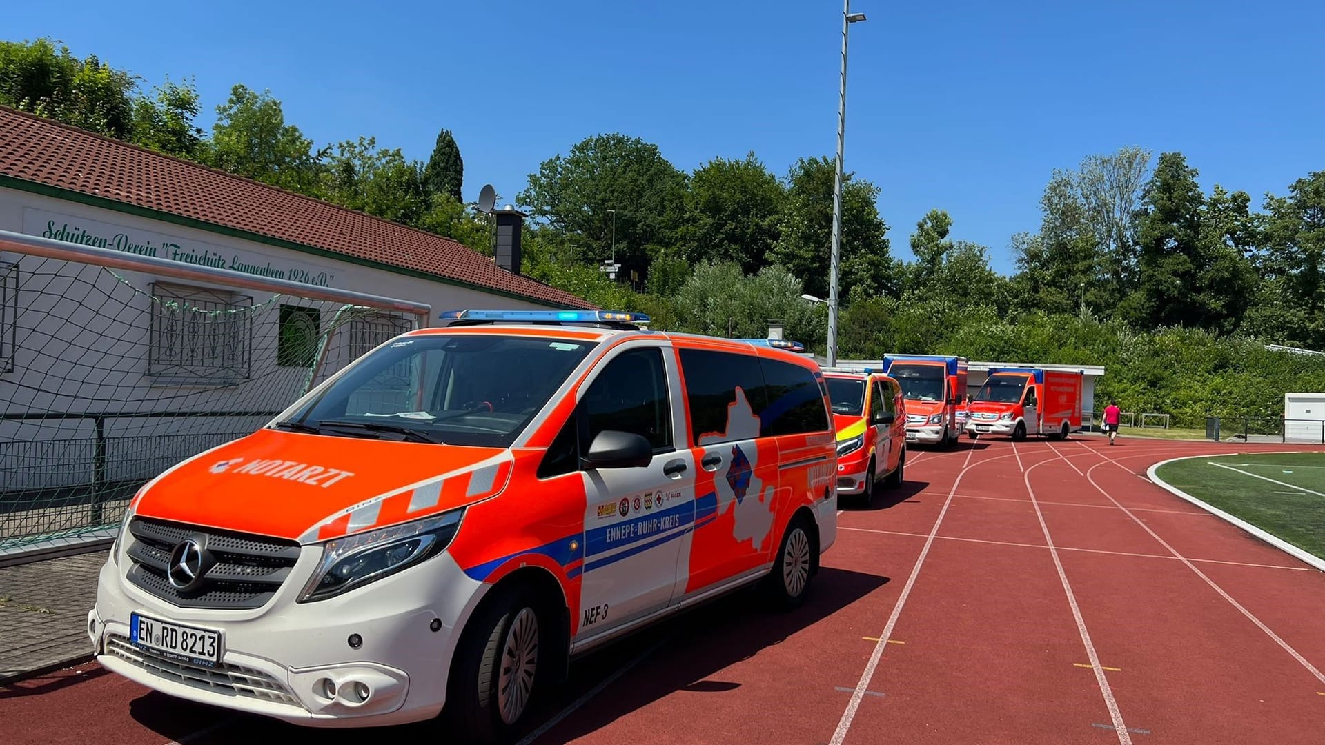 Die Feuerwehr auf dem Sportplatzgelände: Zwölf Schülerinnen und Schüler wurden ins Krankenhaus gebracht. Die Feuerwehr auf dem Sportplatzgelände: Zwölf Schülerinnen und Schüler wurden ins Krankenhaus gebracht.