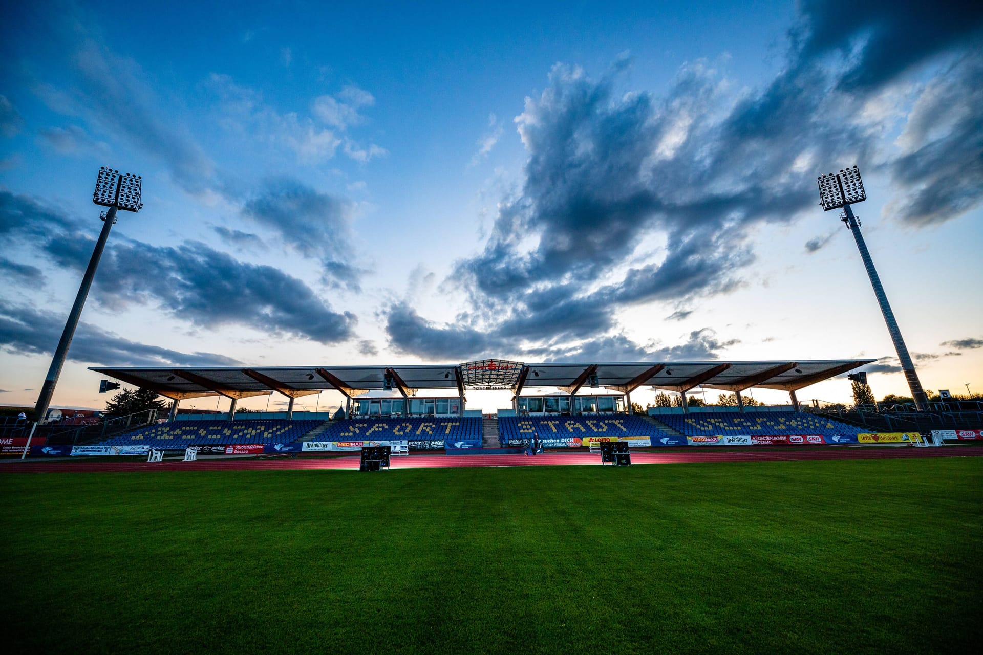 Das Paul-Greifzu-Stadion in Dessau-Rosslau in der Abenddämmerung: Hier wird Ende August das Spiel zwischen Ottensen und Leipzig steigen.