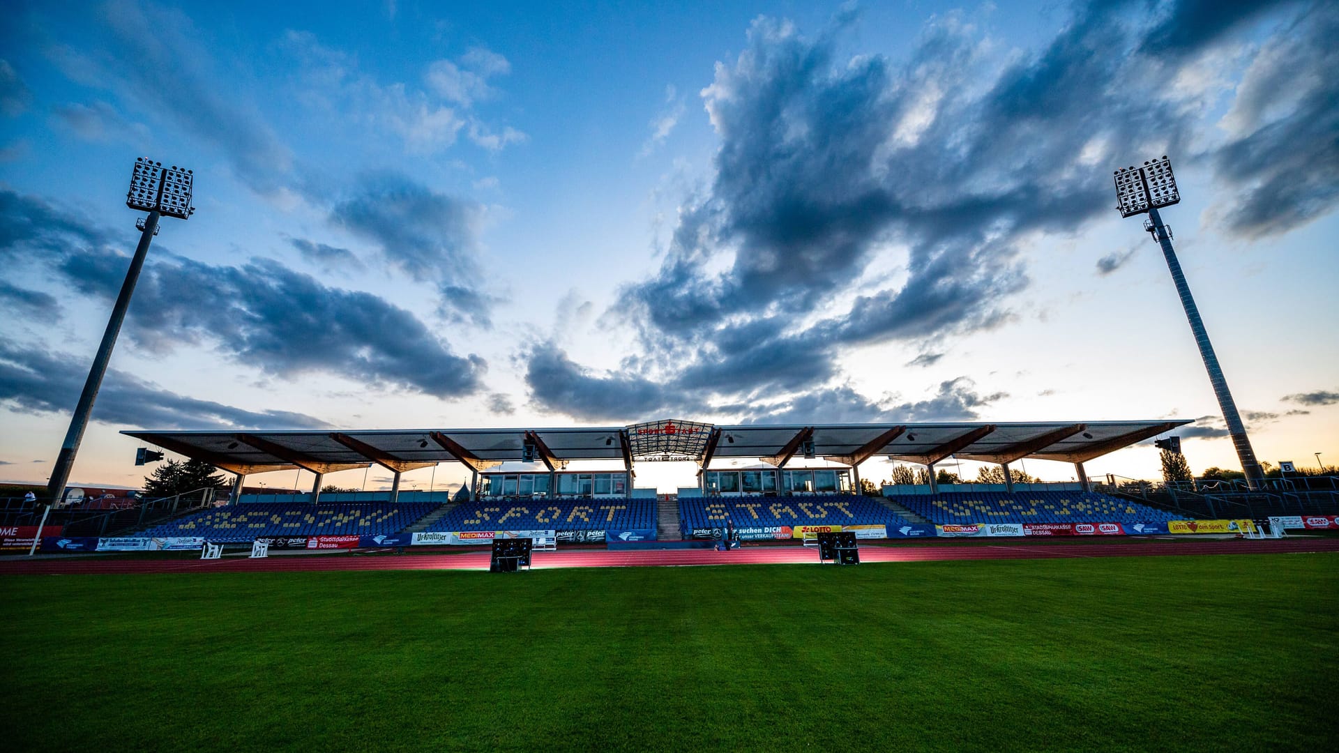 Das Paul-Greifzu-Stadion in Dessau-Rosslau in der Abenddämmerung: Hier wird Ende August das Spiel zwischen Ottensen und Leipzig steigen.