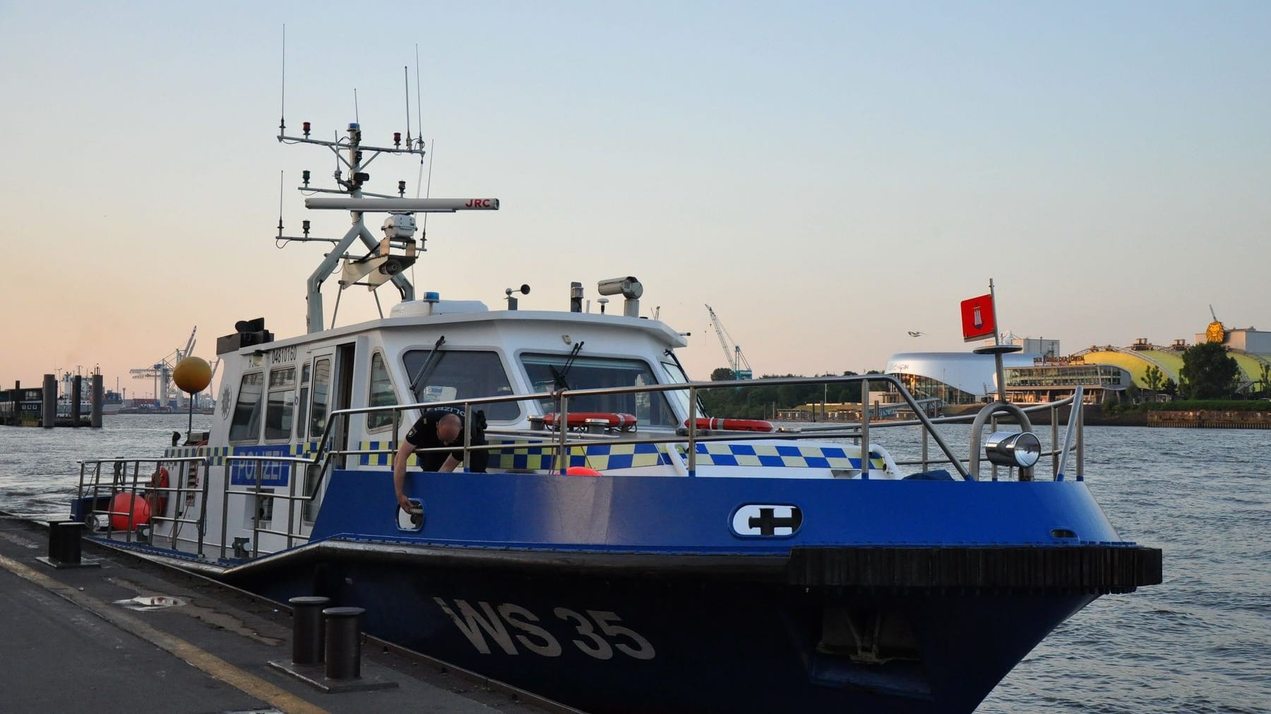 Die Wasserschutzpolizei vor Ort: Dank Passanten und der Einsatzkräfte ist dem Mann nichts zugestoßen.