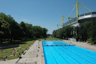 Das Freibad Volkspark in Dortmund: Damit hier am Wochenende sicher unter Aufsicht geschwommen werden kann, bleiben Hallenbäder dicht.
