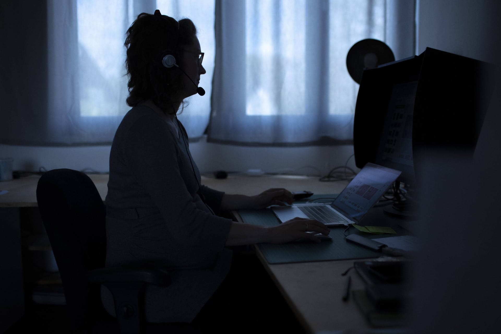 Eine Frau sitzt an einem Computer (Symbolbild): Sie Ermittlungen zu Corona-Betrugsfällen dauern in Berlin an.