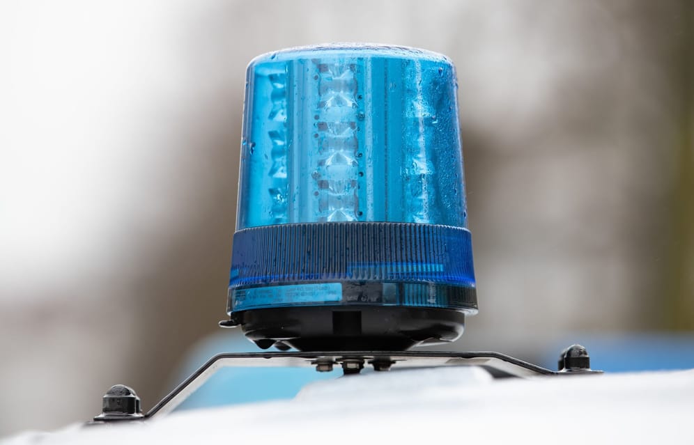 Das Blaulicht auf dem Dach eines Einsatzwagens der Polizei