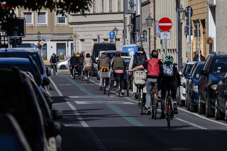 Fahrradfahrer radeln durch die Hauptstadt: Im Nachhaltigkeitsvergleich der Großstädte schnitt Berlin 2022 besonders gut ab.