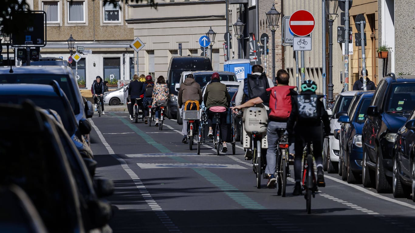 Fahrradfahrer radeln durch die Hauptstadt: Im Nachhaltigkeitsvergleich der Großstädte schnitt Berlin 2022 besonders gut ab.