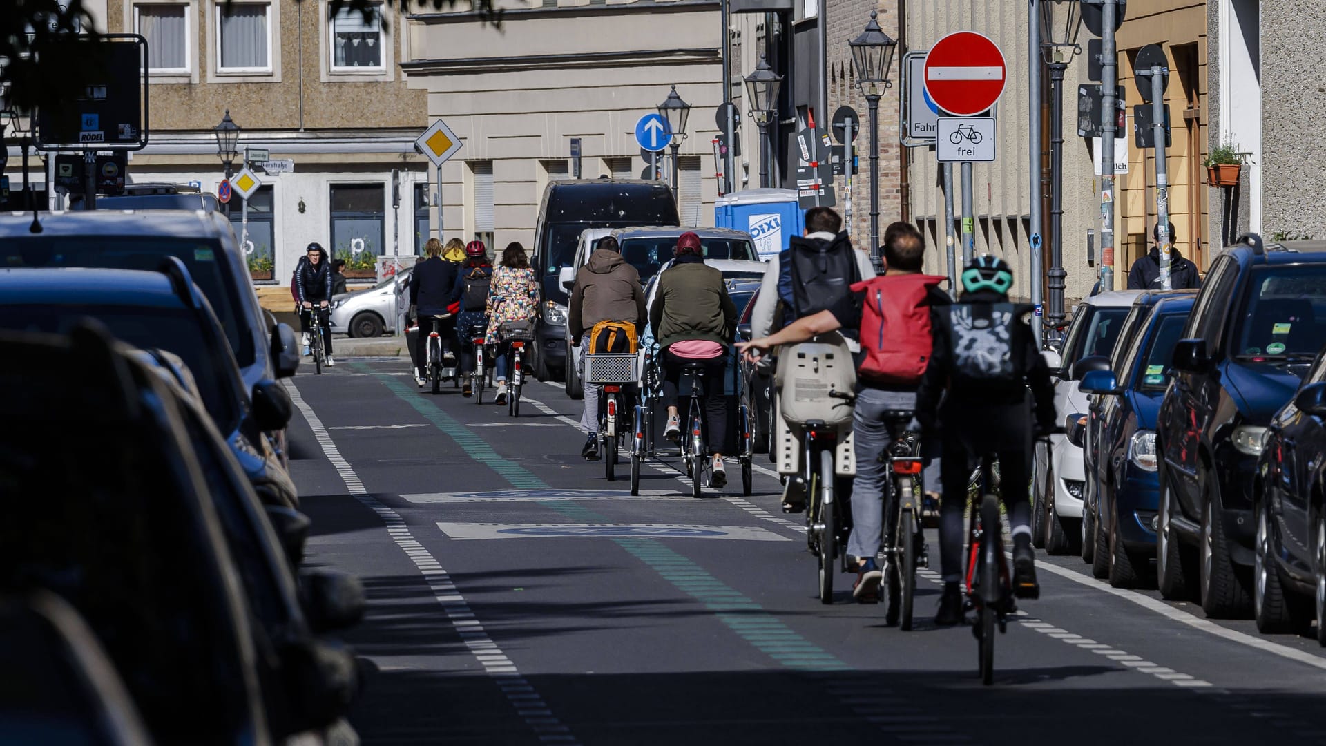 Fahrradfahrer radeln durch die Hauptstadt: Im Nachhaltigkeitsvergleich der Großstädte schnitt Berlin 2022 besonders gut ab.