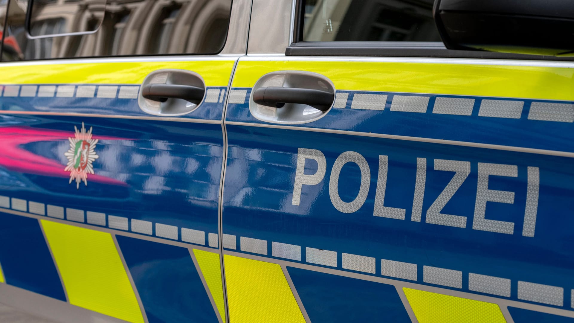 Einsatzwagen der Polizei (Symbolbild): Die Polizei durchsuchte nach dem Alarm das Gebäude. Einsatzwagen der Polizei (Symbolbild): Die Polizei durchsuchte nach dem Alarm das Gebäude.