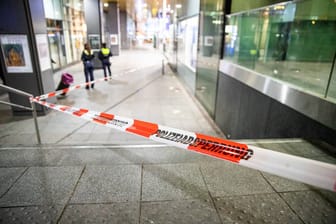 Polizeiabsperrung am Bahnhof Essen (Archivbild): Eine Frau ist von einem Zug erfasst und getötet worden.