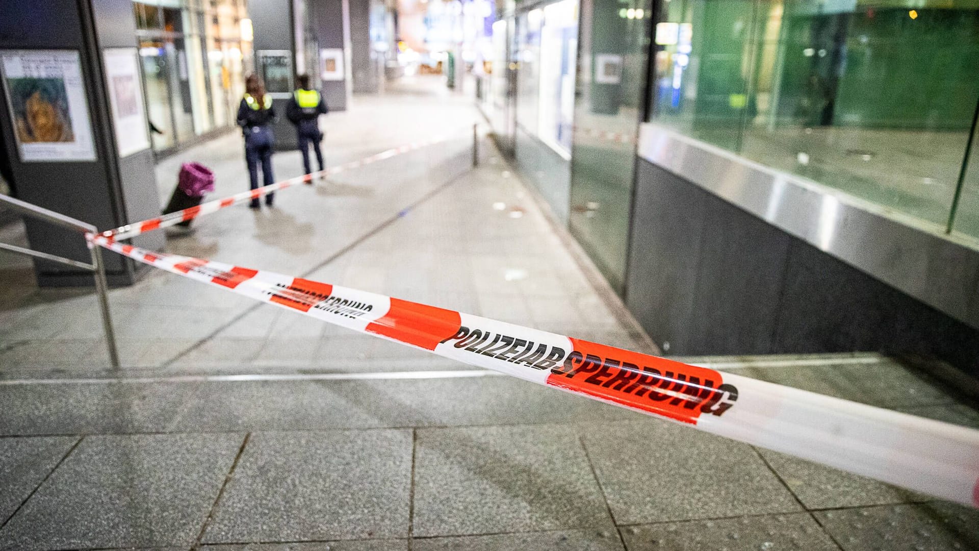 Polizeiabsperrung am Bahnhof Essen (Archivbild): Eine Frau ist von einem Zug erfasst und getötet worden. Polizeiabsperrung am Bahnhof Essen (Archivbild): Eine Frau ist von einem Zug erfasst und getötet worden.