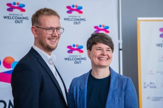 Die Gründer Markus Hoppe und Vanessa Lamm bei der Vorstellung der Kampagne "Welcoming out": Sie kämpfen für mehr Akzeptanz von queeren Menschen.