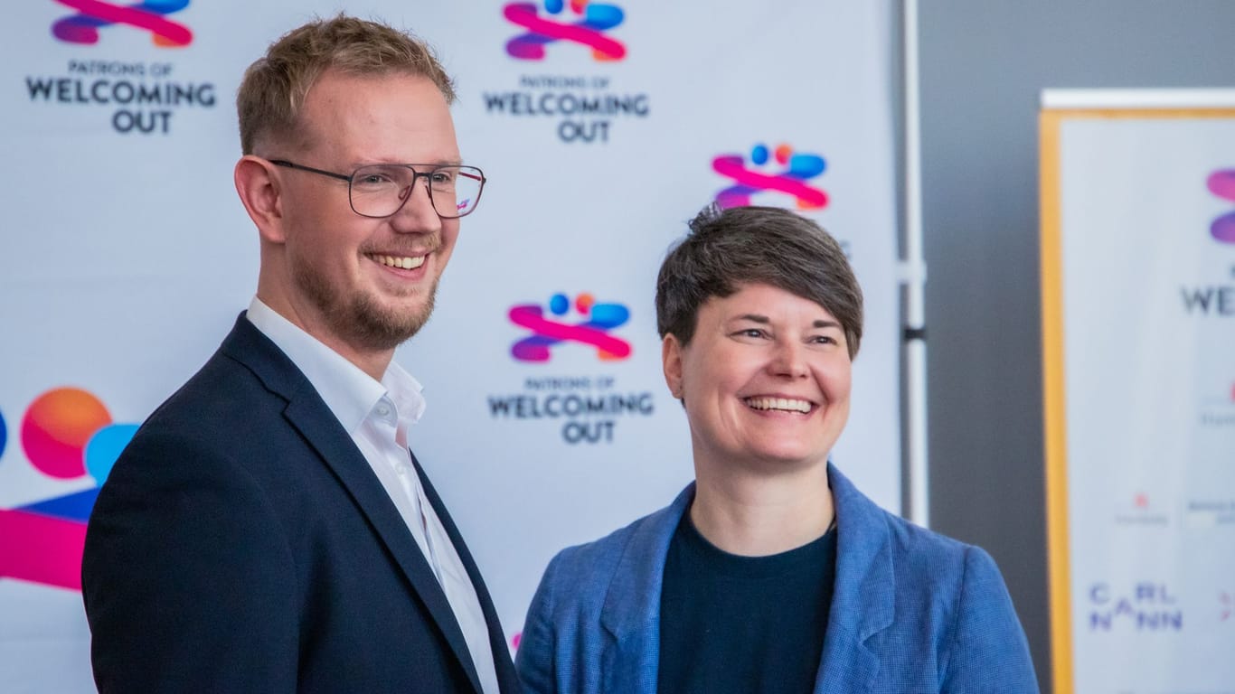 Die Gründer Markus Hoppe und Vanessa Lamm bei der Vorstellung der Kampagne "Welcoming out": Sie kämpfen für mehr Akzeptanz von queeren Menschen.