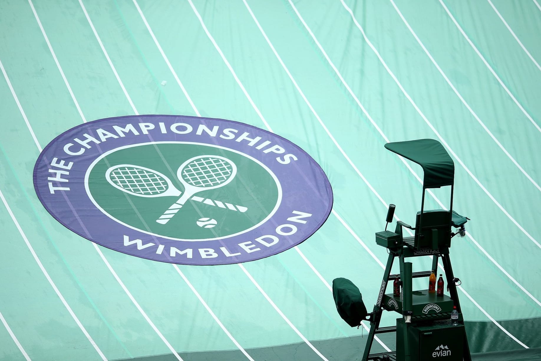 Eine Platzabdeckung des Feldes in Wimbledon (Symbolbild): Insgesamt sieben deutsche Spieler sind nun für die erste Runde qualifiziert.