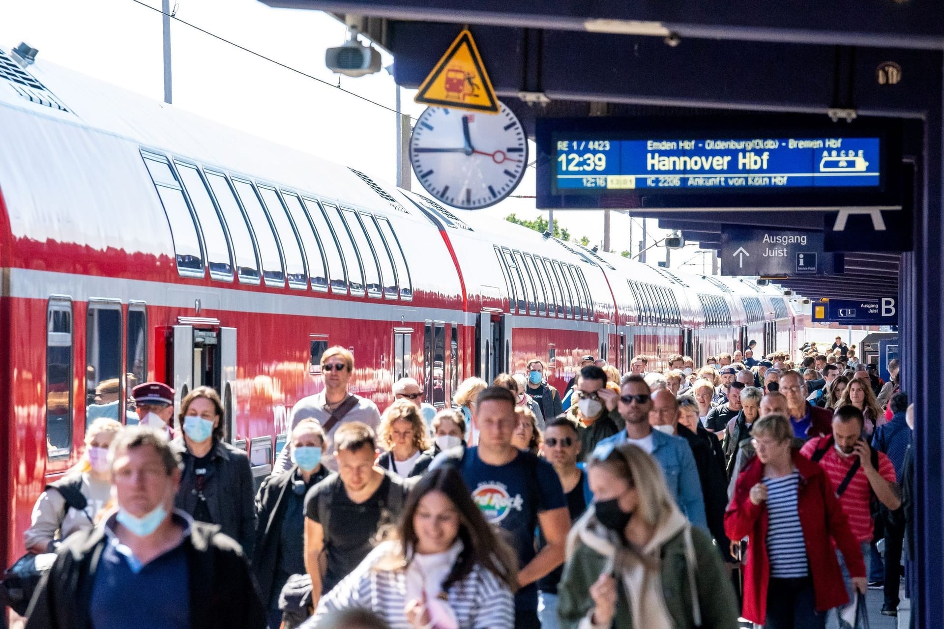 Zahlreiche Reisende kommen mit dem Zug am Bahnhof Norddeich Mole an. Zwischen Bremen und Norddeich darf nun auch per 9-Euro-Ticket im IC gereist werden.