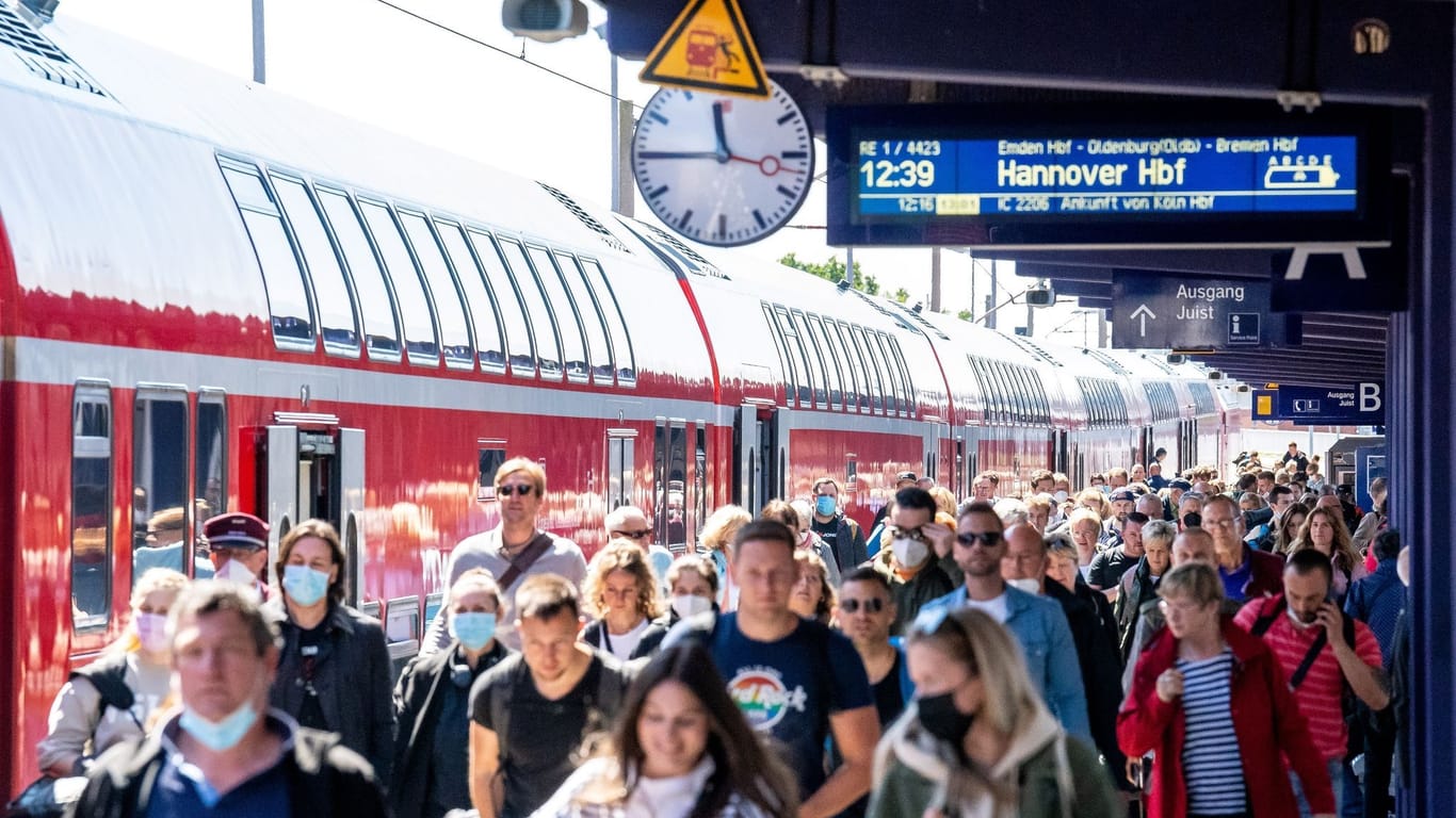 Zahlreiche Reisende kommen mit dem Zug am Bahnhof Norddeich Mole an. Zwischen Bremen und Norddeich darf nun auch per 9-Euro-Ticket im IC gereist werden.