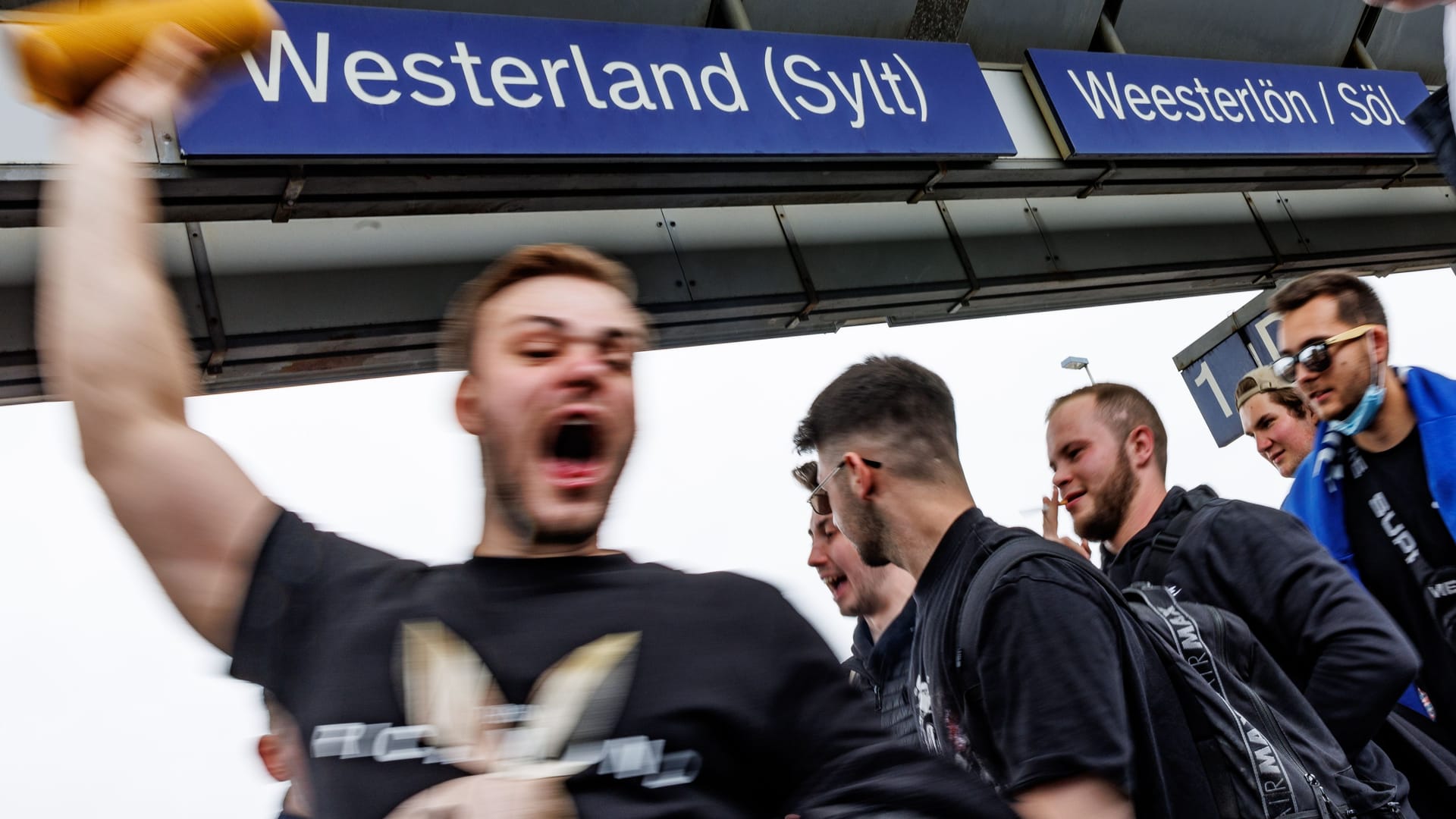 Eine Touristengruppe feiert auf dem Bahnhof von Westerland auf Sylt die Ankunft: Auf der Nordseeinsel wächst der Unmut über den 9-Euro-Tourismus. Eine Touristengruppe feiert auf dem Bahnhof von Westerland auf Sylt die Ankunft: Auf der Nordseeinsel wächst der Unmut über den 9-Euro-Tourismus.