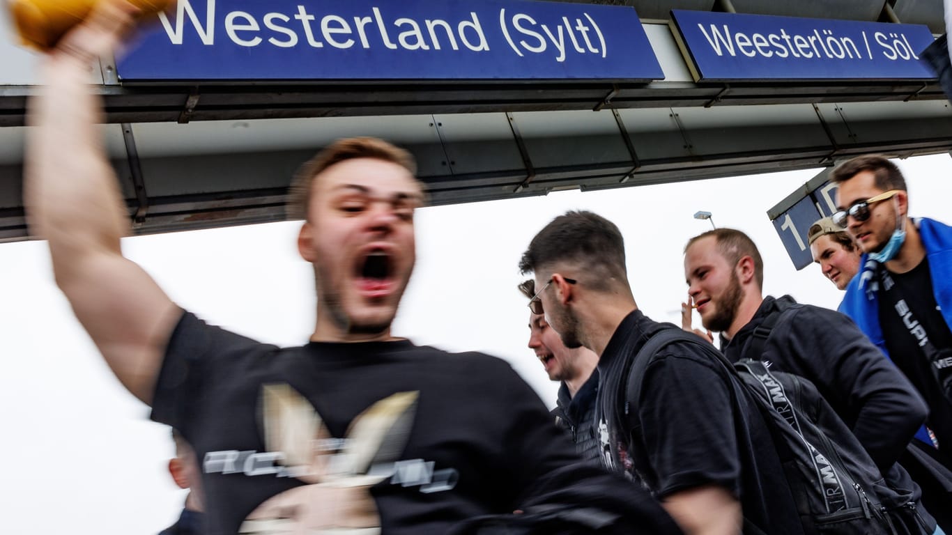 Eine Touristengruppe feiert auf dem Bahnhof von Westerland auf Sylt die Ankunft: Auf der Nordseeinsel wächst der Unmut über den 9-Euro-Tourismus.