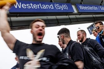 Eine Touristengruppe feiert auf dem Bahnhof von Westerland auf Sylt die Ankunft: Auf der Nordseeinsel wächst der Unmut über den 9-Euro-Tourismus.