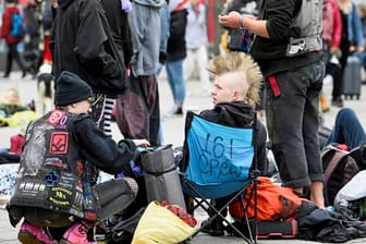 Bilder vom Wochenende: Punker kampieren auf Sylt.