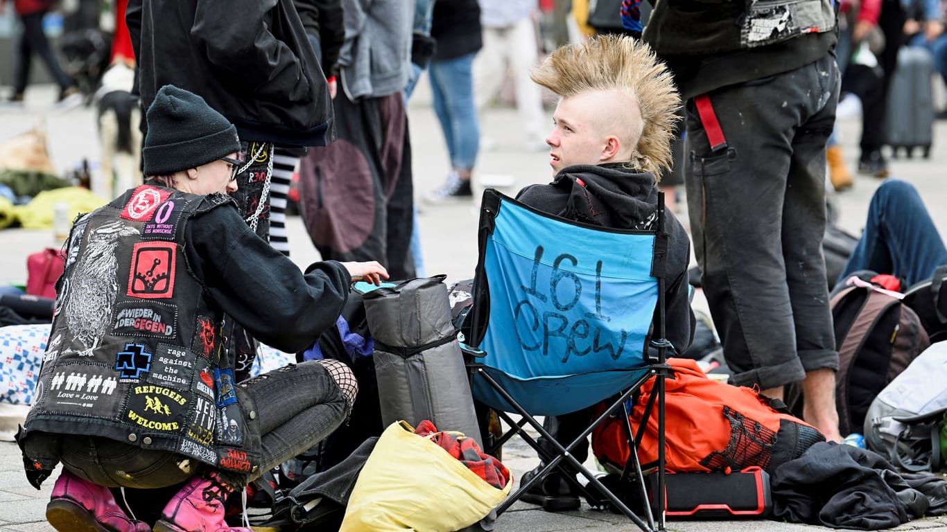 Bilder vom Wochenende: Punker kampieren auf Sylt.