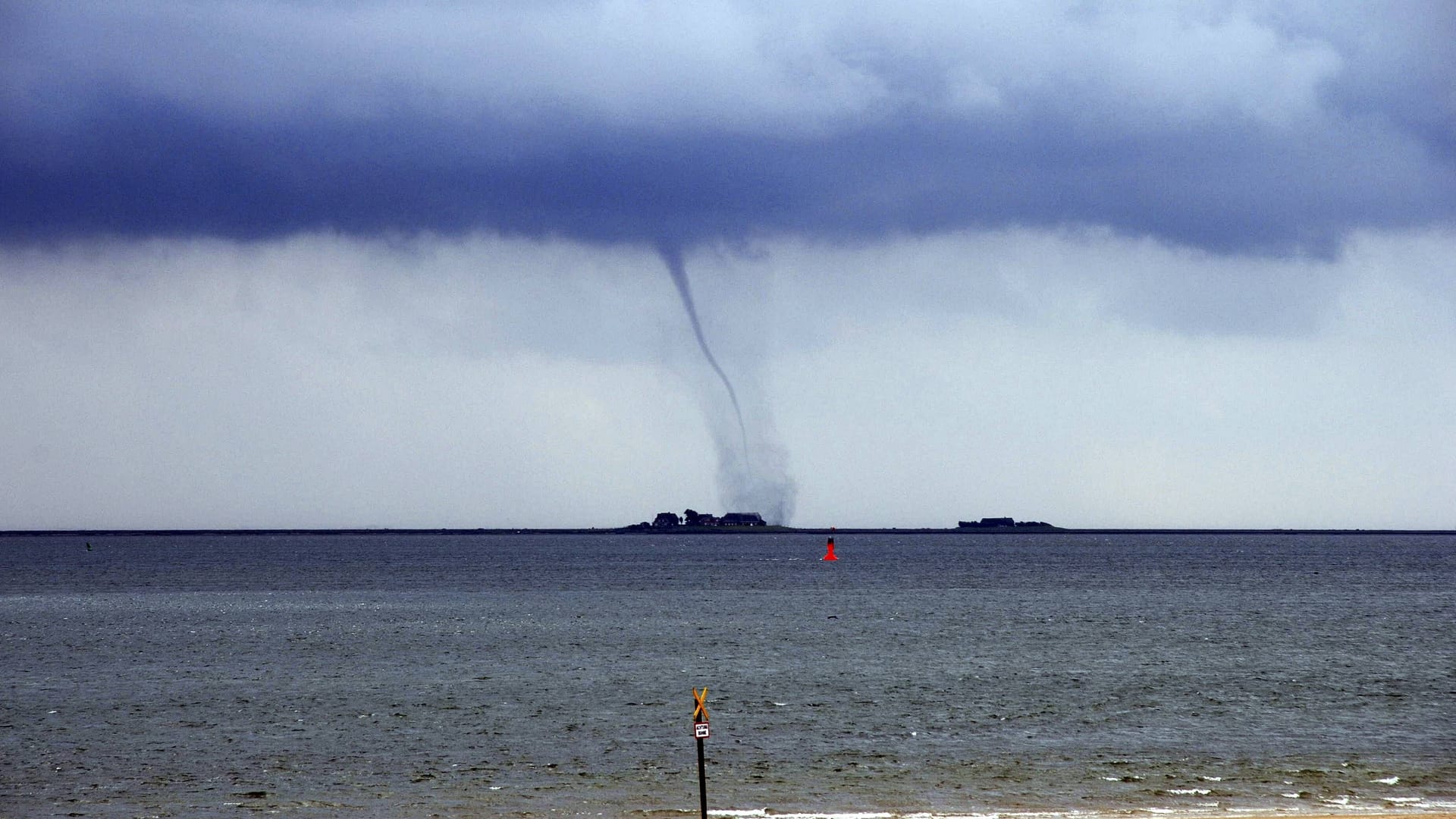 Eine Windhose über der Nordsee im August 2008: Ein solcher Anblick ist selten.