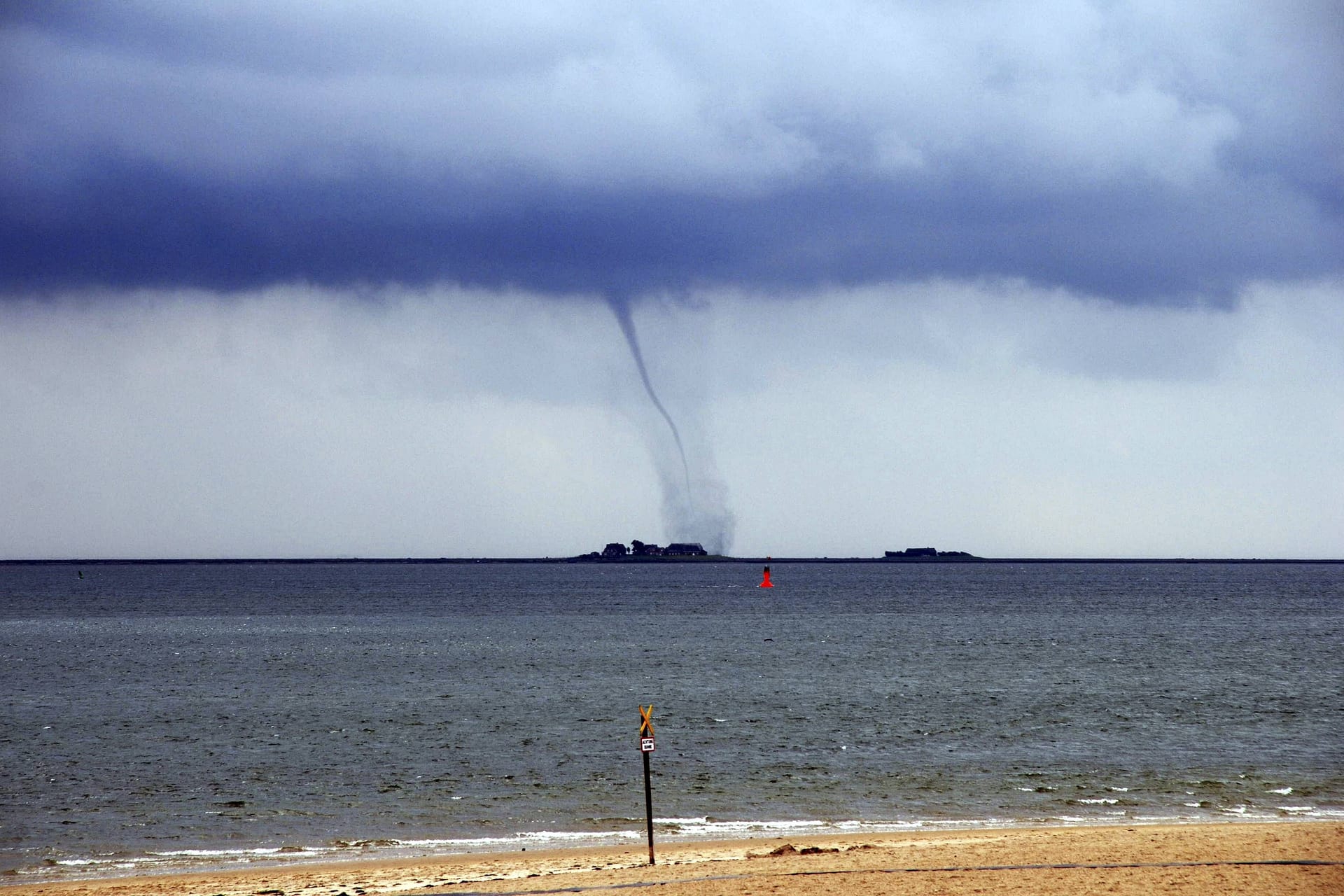 Eine Windhose über der Nordsee im August 2008: Ein solcher Anblick ist selten.