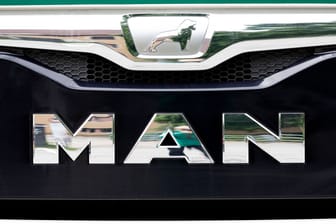 Logo von MAN Nutzfahrzeuge (Symbolbild): Mit den Batterien sollen LKWs bis zu 1000 Kilometer Reichweite schaffen.