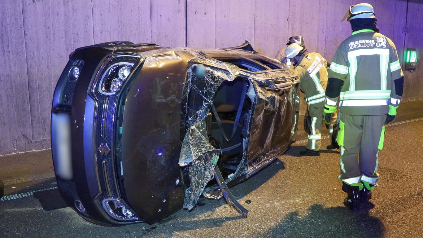 Schwerer Unfall im Tunnel: Ein Suzuki überschlug sich.