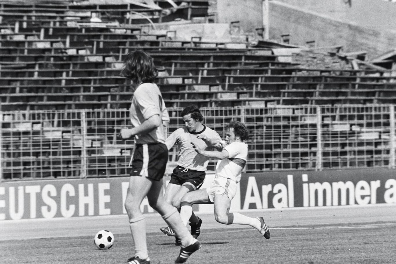 VfB Stuttgart gegen Borussia Dortmund im Jahr 1972 (Archivbild): Nach der 0:2-Niederlage war der Abstieg für den BVB nicht mehr zu verhindern.