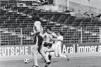VfB Stuttgart gegen Borussia Dortmund im Jahr 1972 (Archivbild): Nach der 0:2-Niederlage war der Abstieg für den BVB nicht mehr zu verhindern.