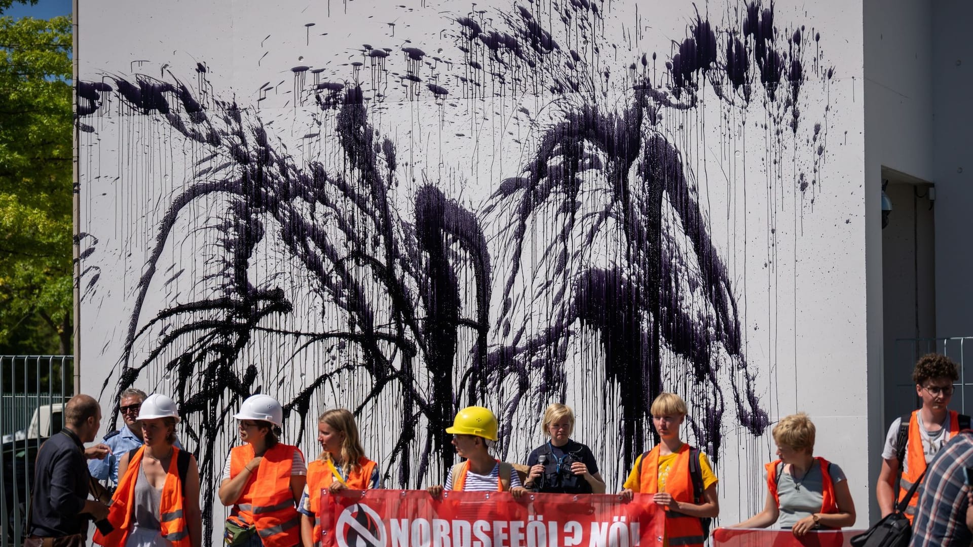 Gegen Ölförderung - Proteste am Kanzleramt