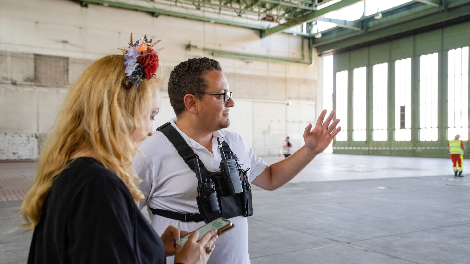 Thomas Wagner im Gespräch mit t-online-Autorin Katharina Weiß: Der 35-Jährige sorgte beim Tempelhof Sounds für die Sicherheit der Gäste.