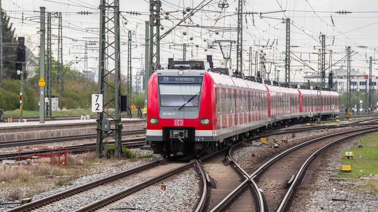Eine S-Bahn auf ihrem Weg durch München (Archivbild): Seit Jahren will die Stadt eine zweite Stammstrecke bauen, die dringend nötig wäre. Doch nun gibt es einen Rückschlag für das Projekt.
