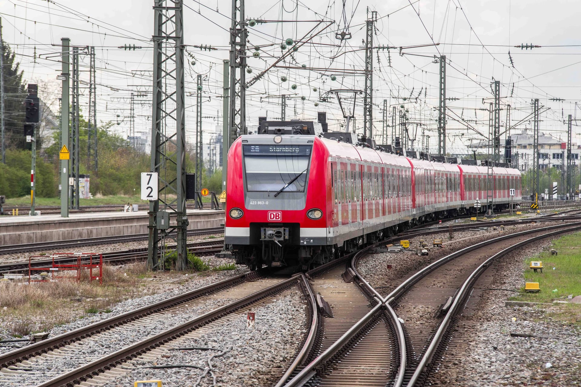 Eine S-Bahn auf ihrem Weg durch München (Archivbild): Seit Jahren will die Stadt eine zweite Stammstrecke bauen, die dringend nötig wäre. Doch nun gibt es einen Rückschlag für das Projekt.