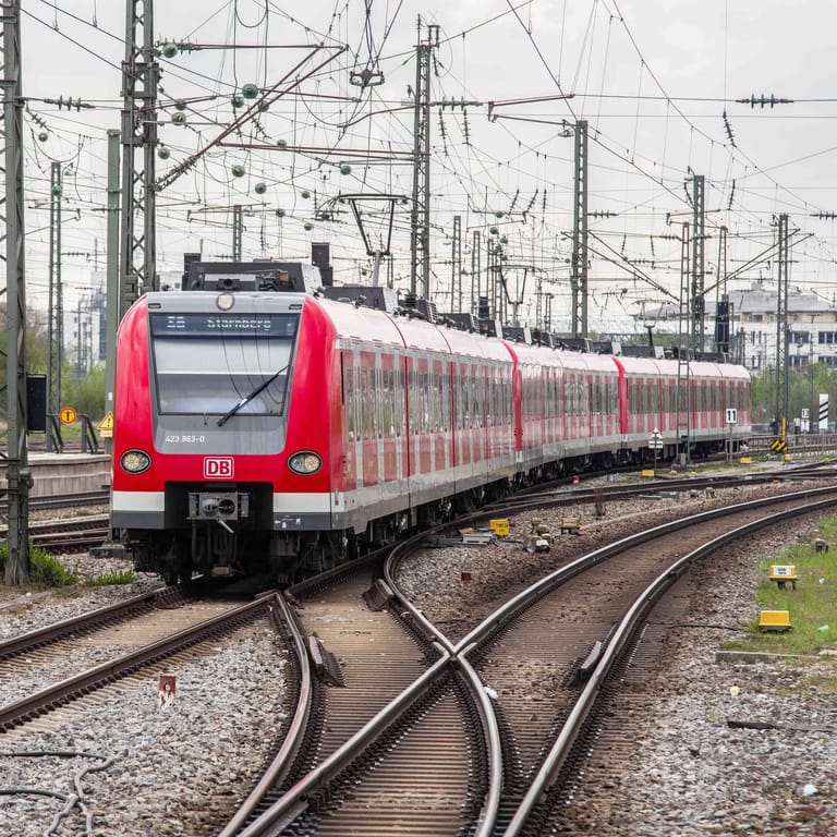 Eine S-Bahn auf ihrem Weg durch München (Archivbild): Seit Jahren will die Stadt eine zweite Stammstrecke bauen, die dringend nötig wäre. Doch nun gibt es einen Rückschlag für das Projekt.