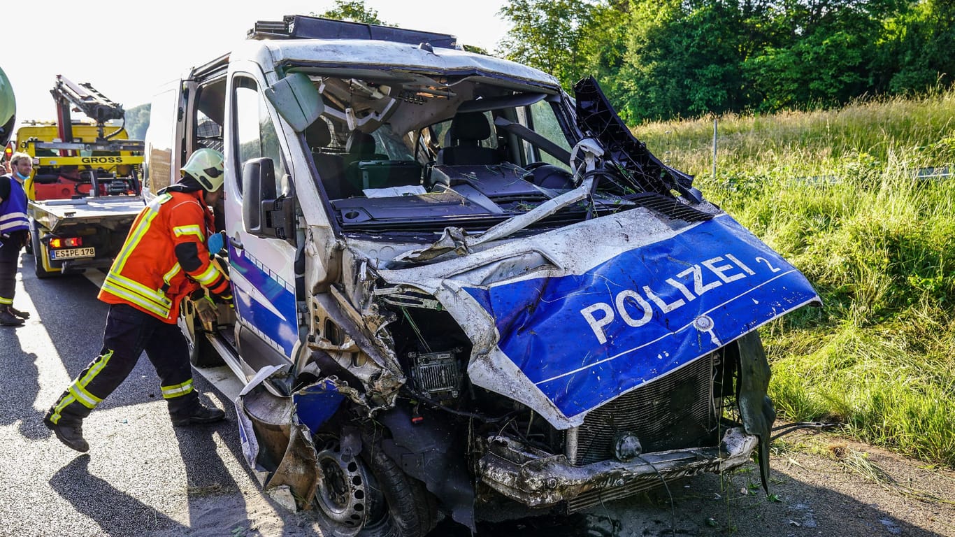 Der Mercedes Sprinter ist komplett zerstört: Aus bisher unbekannten Gründen ist das Polizeifahrzeug von der Fahrbahn abgekommen und hat sich überschlagen.