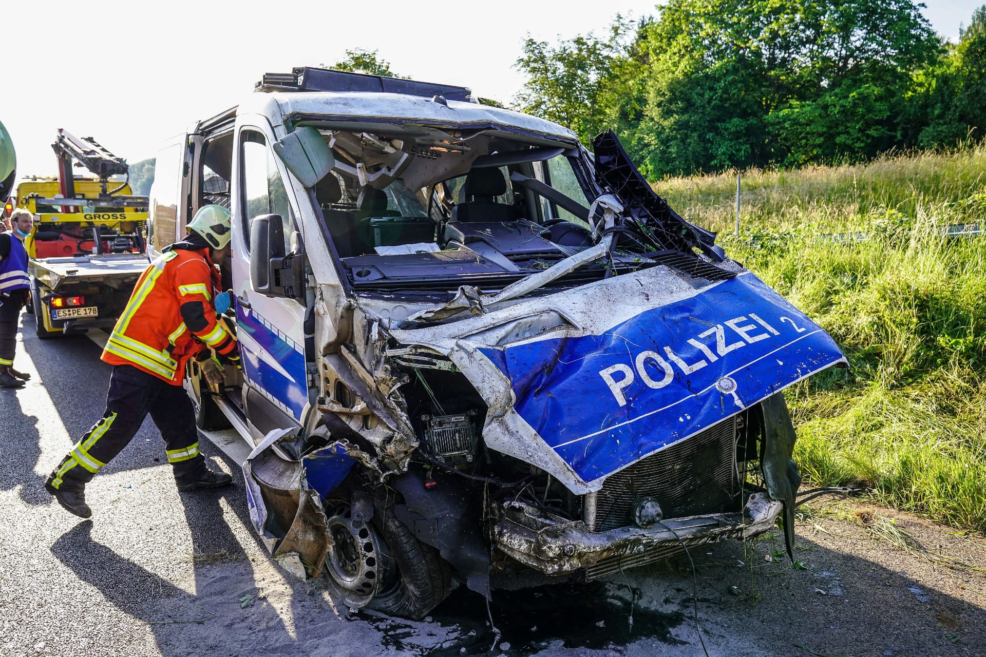 Der Mercedes Sprinter ist komplett zerstört: Aus bisher unbekannten Gründen ist das Polizeifahrzeug von der Fahrbahn abgekommen und hat sich überschlagen.