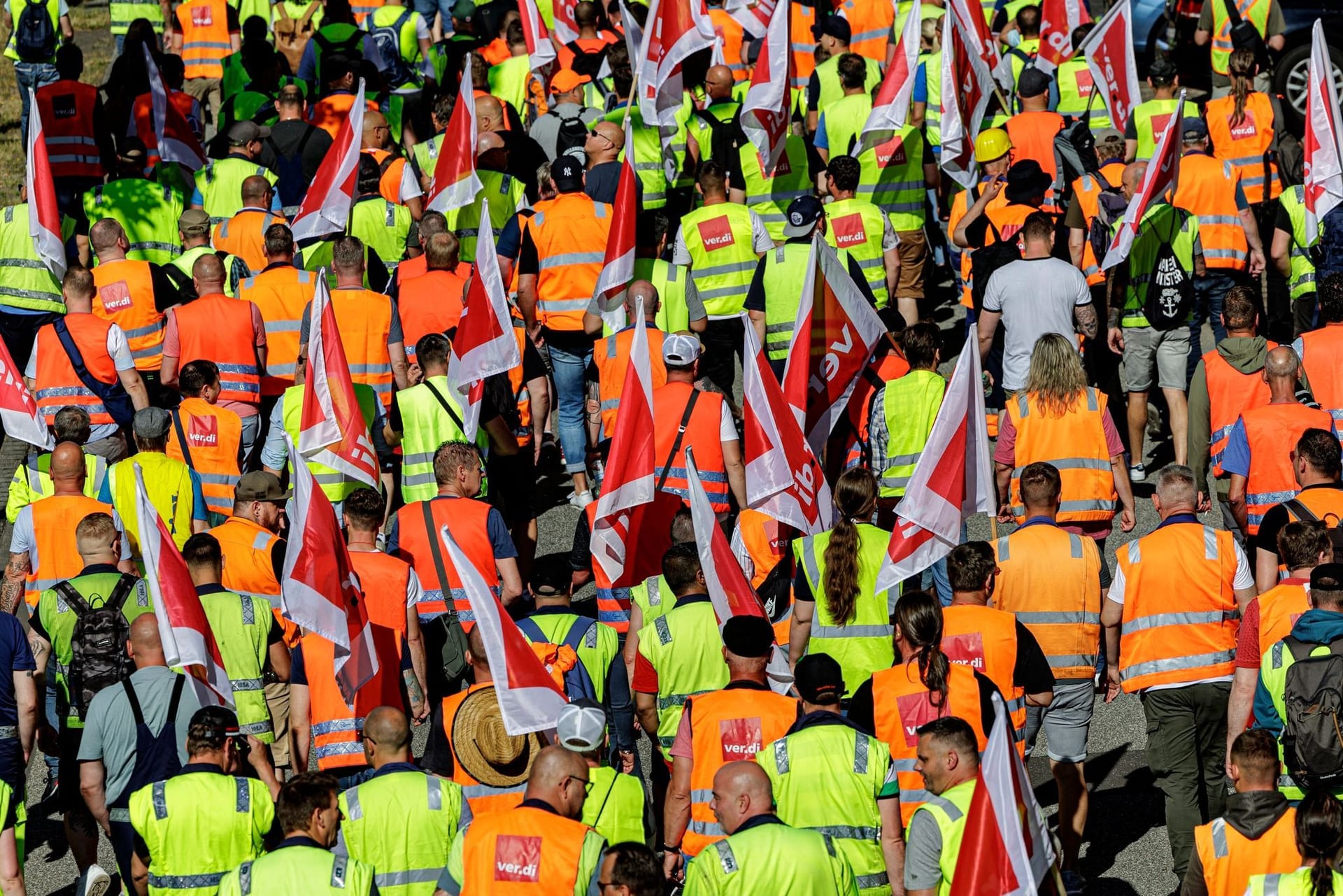 Hafenarbeiter demonstrieren in der Hamburger Hafencity (Archivbild): Sie fordern einen Inflationsausgleich und streiken für höhere Löhne.