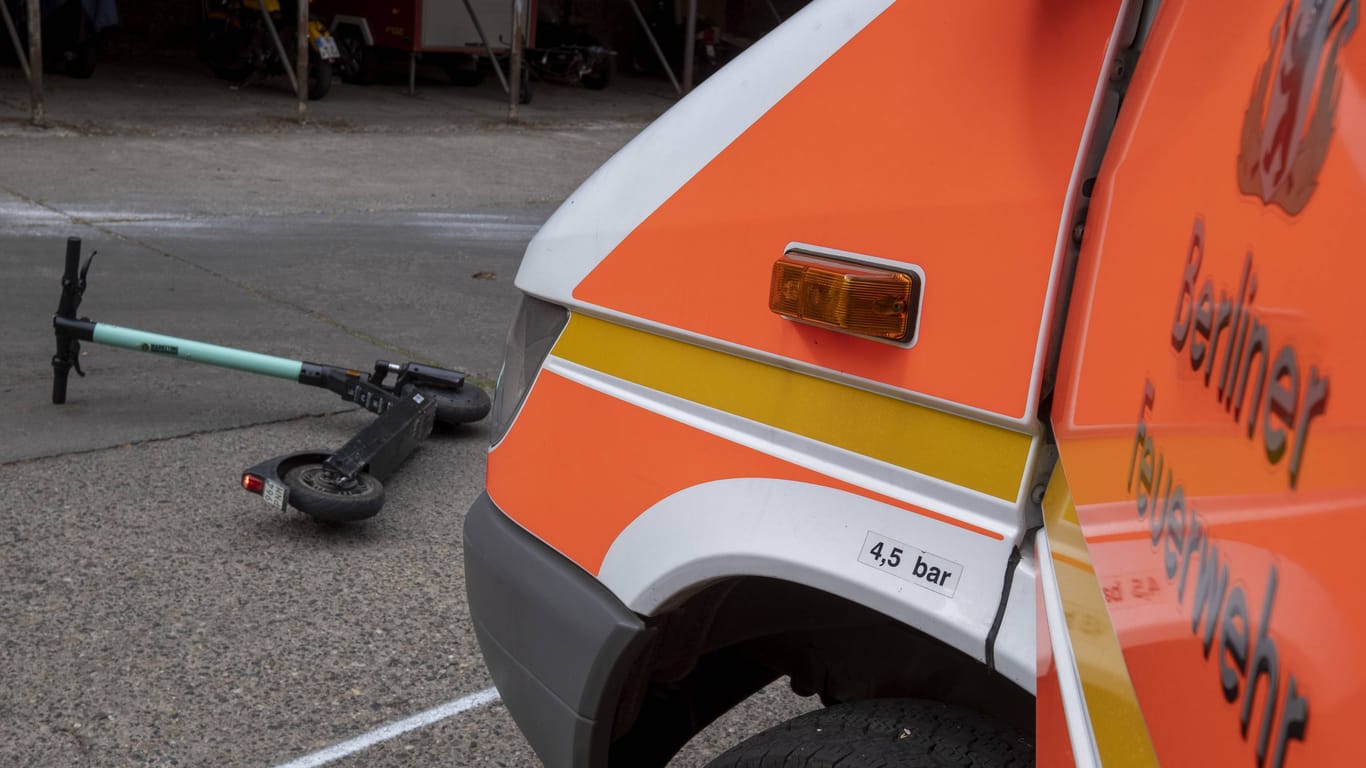 Ein Rettungswagen vor einem umgestürzten E-Scooter (Symbolbild): Als ein Zeuge den Fahrer des Transporters auf den Unfall aufmerksam machte, fuhr er an die Unfallstelle zurück.