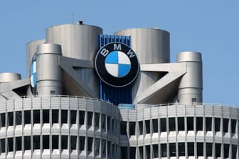Das BMW-Gebäude in München (Archivbild): Bei Ermittlungen der Staatsanwaltschaft wurden Büros des Autobauers untersucht.