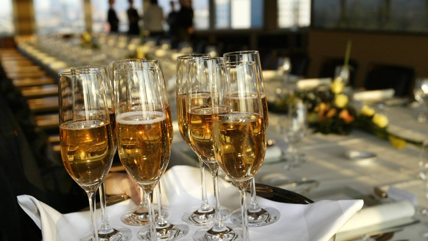 Champagnerempfang vor einem eingedeckten Tisch (Symbolbild): Die Verbraucherzentrale Schleswig-Holstein warnt vor mit Drogen verunreinigten Flaschen.