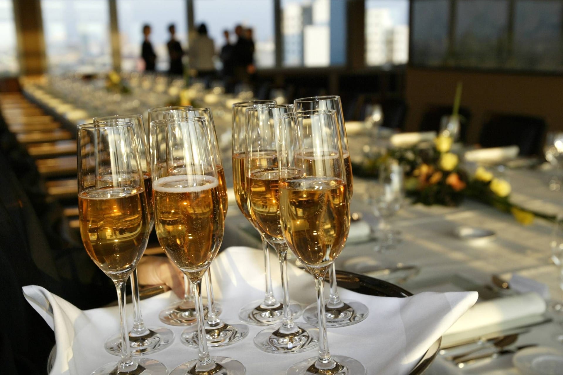 Champagnerempfang vor einem eingedeckten Tisch (Symbolbild): Die Verbraucherzentrale Schleswig-Holstein warnt vor mit Drogen verunreinigten Flaschen.