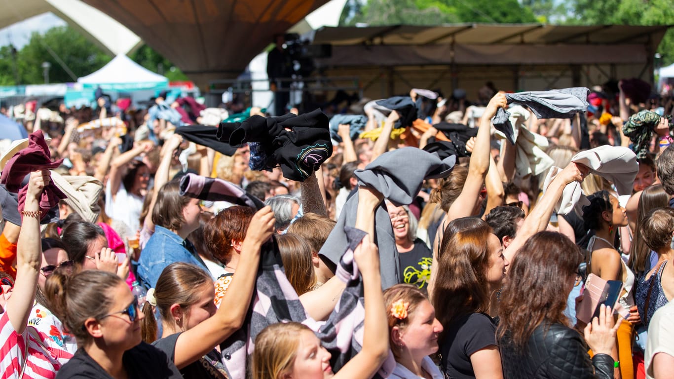 Zuschauer wedeln beim Auftritt von Annie Chops mit ihren Klamotten: "Ich bin hier - und habe sogar meine Periode", verkündete die Musikerin auf der Bühne.