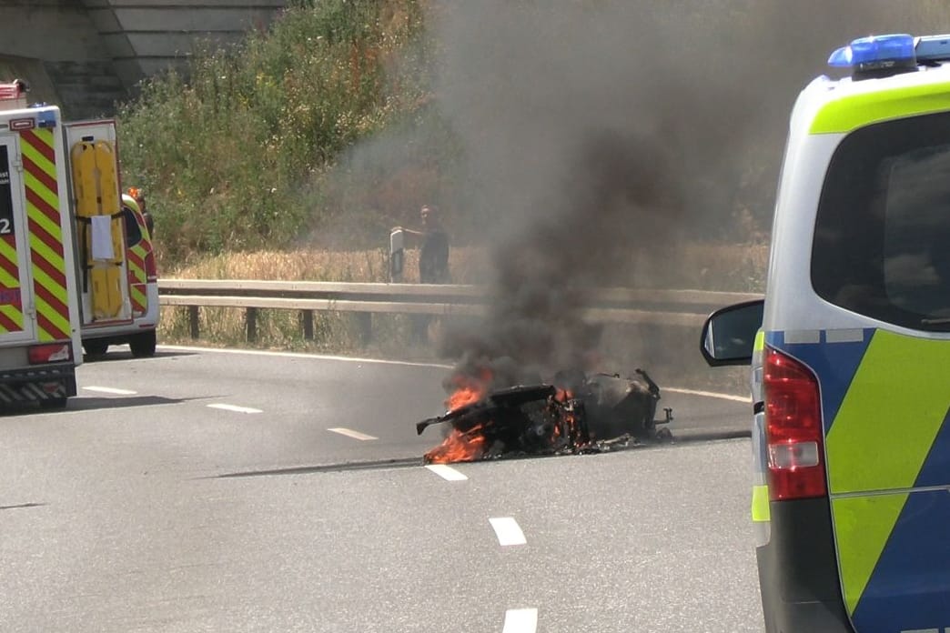 Schwerer Motorradunfall bei Offenbach: Danach steht das Motorrad in Flammen.