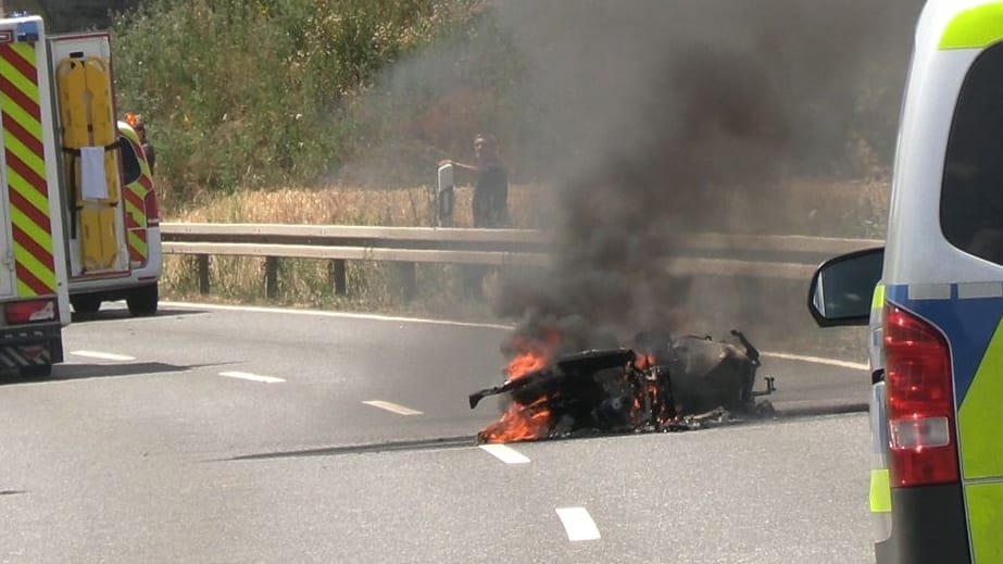 Schwerer Motorradunfall bei Offenbach: Danach steht das Motorrad in Flammen.