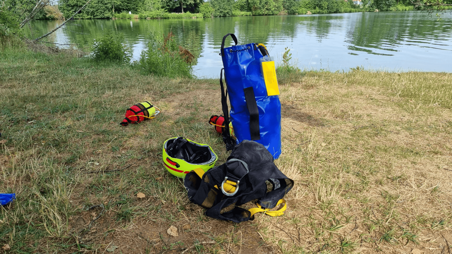 Rettungsausrüstung am Baggersee: Der Mann kam später im Krankenhaus ums Leben. Rettungsausrüstung am Baggersee: Der Mann kam später im Krankenhaus ums Leben.