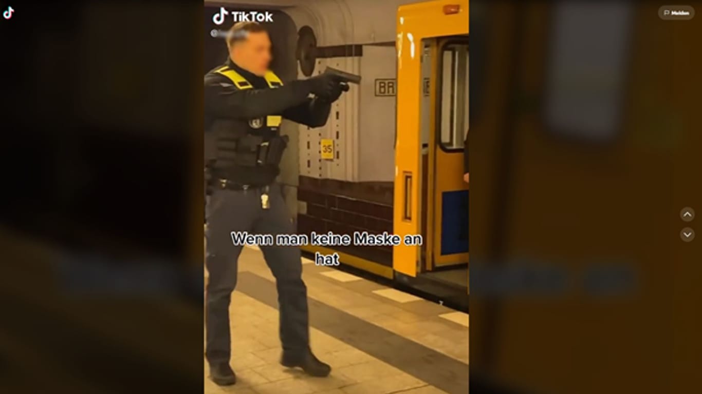 Ein Polizist mit gezogener Waffe in einem U-Bahnhof in Berlin (Screenshot): Das Video wurde über 600.000 mal gesehen.